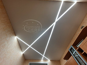 потолок со световыми линиями